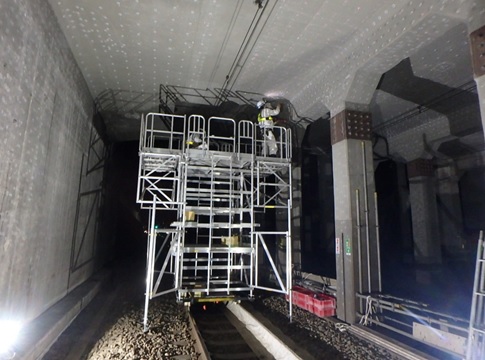 跨線橋点検・補修用足場で生産性向上「ユニット式足場」 - JRW